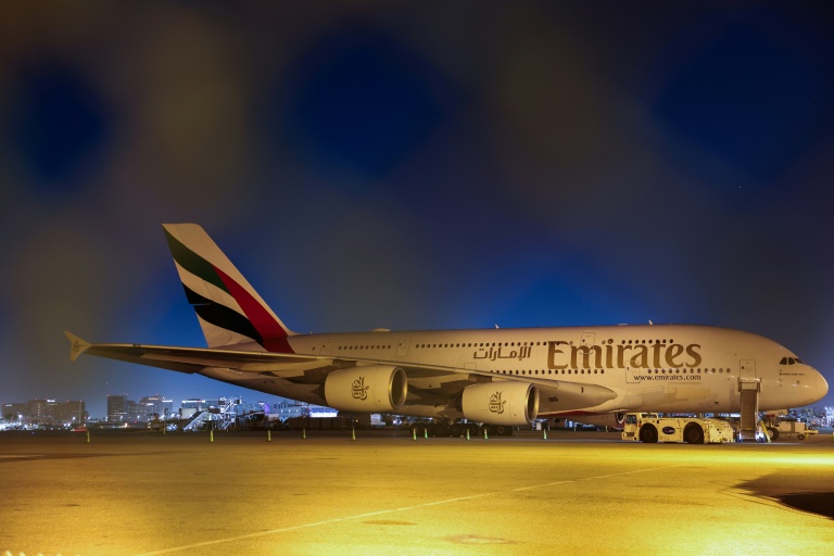 Un avion de la compagnie Emirates stationné à l’aéroport international de Los Angeles, le 2 mars 2026, après l’annulation de son vol retour à destination de Dubaï en raison de la guerre au Moyen-Orient
