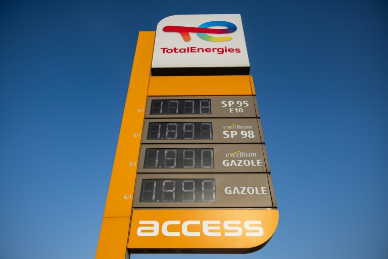 Un panneau affiche les prix de l'E10, du SP98, du diesel Suprême et du diesel dans une station-service Total Energy à Saint-Léonard, le 9 mars 2026 dans le Pas-de-Calais