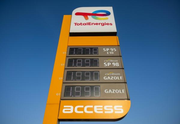 Un panneau affiche les prix de l'E10, du SP98, du diesel Suprême et du diesel dans une station-service Total Energy à Saint-Léonard, le 9 mars 2026 dans le Pas-de-Calais