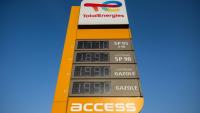 Un panneau affiche les prix de l'E10, du SP98, du diesel Suprême et du diesel dans une station-service Total Energy à Saint-Léonard, le 9 mars 2026 dans le Pas-de-Calais