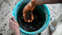 Un homme prépare un sirop destiné à la fabrication d'un engrais organique dans une usine de biofertilisants située à Bharatpur, en Inde, le 9 juin 2026