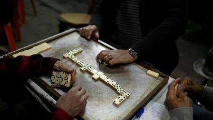 Des personnes jouent aux dominos à la terrasse d'un café avant la fermeture en application du couvre-feu, dans le centre-ville du Caire, le 2 avril 2026 en Egypte