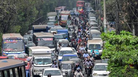 File d'attente devant une station service, le 8 mars 2026 à Dacca 