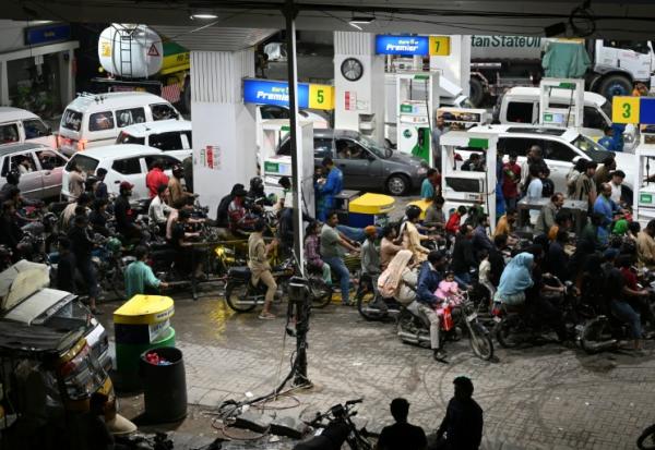 Des automobilistes et motocyclistes font la queue dans une station-service de Karachi, le 3 avril 2026 au Pakistan