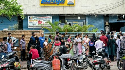 Des personnes font la queue pour recevoir des bouteilles de gaz de pétrole liquéfié (GPL) à Hyderabad, le 31 mars 2026 en Inde