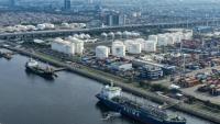 Des pétroliers et des cargos au port de Tanjung Priok, à Jakarta, le 31 mars 2026 en Indonésie