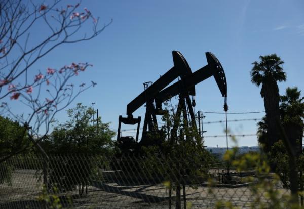 Des pompes à balancier sur le champ pétrolier d'Inglewood à Los Angeles, en Californie, le 17 mars 2026