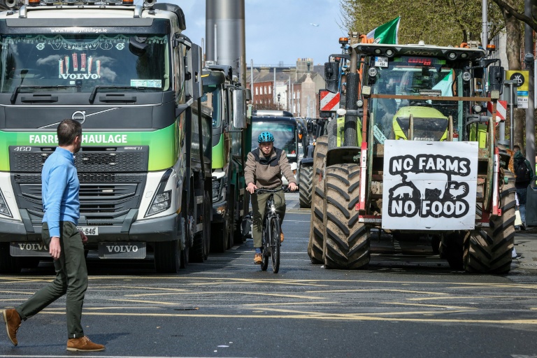 Des tracteurs et des camions bloquent le centre-ville de Dublin, lors de manifestations contre la hausse du prix du carburant, le 9 avril 2026 en Irlande