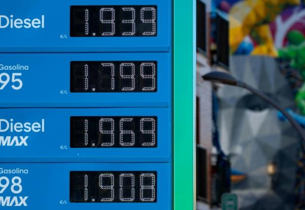 Les prix dans une station service de Malaga, en Espagne, le 11 mars 2026