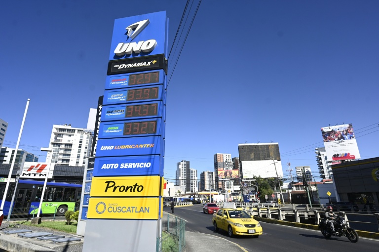 Les prix des carburants dans une station-service à Guatemala City, le 11 mars 2026