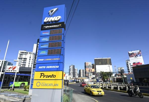Les prix des carburants dans une station-service à Guatemala City, le 11 mars 2026