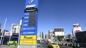 Les prix des carburants dans une station-service à Guatemala City, le 11 mars 2026