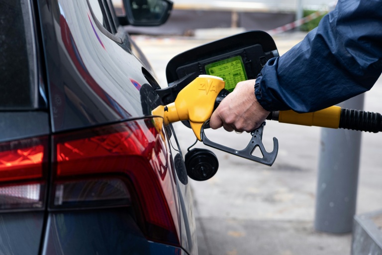 Un automobiliste fait le plein à une station-service à Marseille, dans le sud de la France, le 10 mars 2026