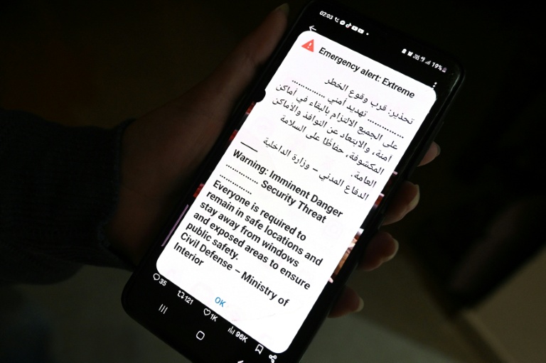 Un message d'alerte sur un téléphone à Koweit City où des sirènes retentissent lors d'une attaque de missile ou de drone iranienne, le 31 mars 2026