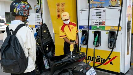 Un pompiste au travail dans une station-service de Phnom Penh, au Cambodge, le 1er avril 2026