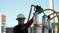 Un technicien du ministère de l'Energie et des Mines vérifie la qualité et les prix du carburant dans une station-service à Guatemala city le 10 mars 2026
