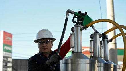Un technicien du ministère de l'Energie et des Mines vérifie la qualité et les prix du carburant dans une station-service à Guatemala city le 10 mars 2026
