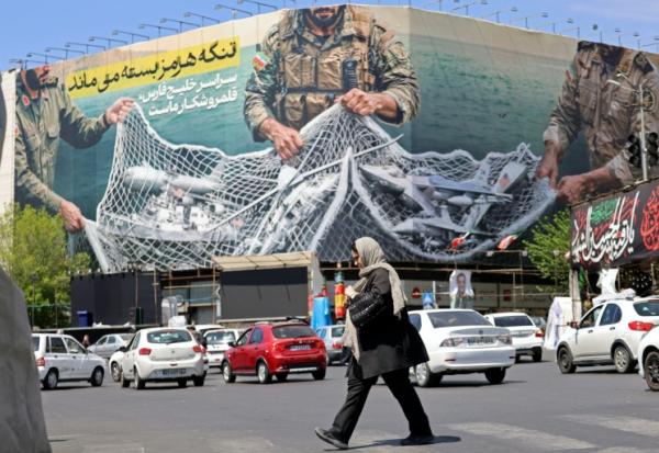 Une affiche géante "Le détroit d'Ormuz reste fermé" sur la place de la Révolution à Téhéran ,le 12 avril 2026 en Iran