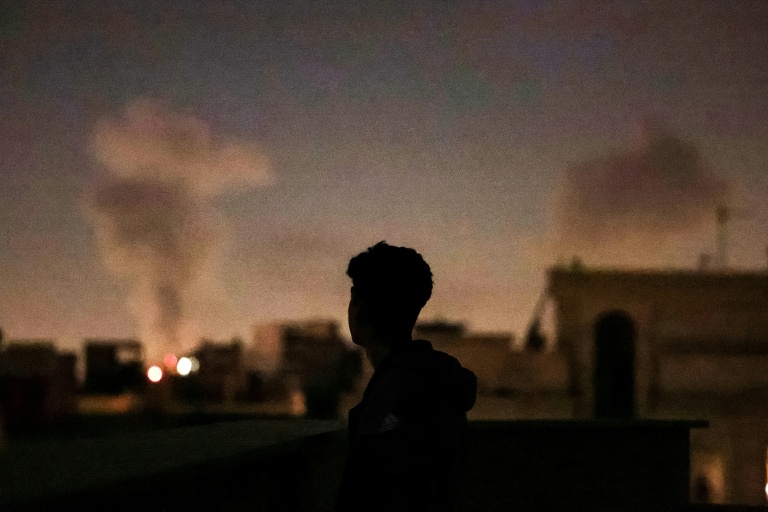 De la fumée dans le ciel de Téhéran en Iran après une frappe, le 4 mars 2026