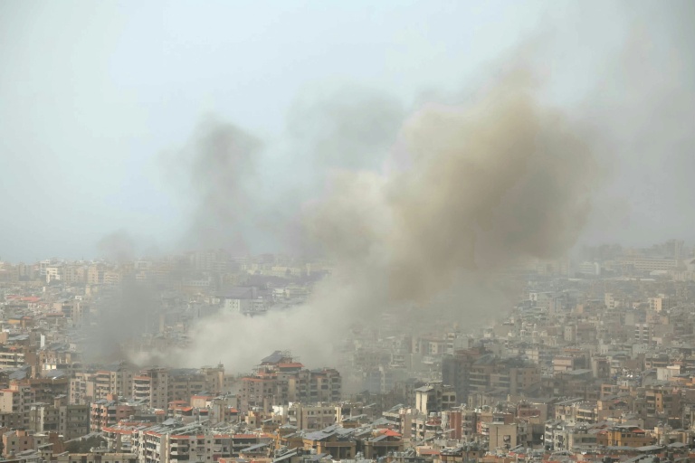De la fumée s'élève de la banlieue sud de Beyrouth après une frappe israélienne, le 5 avril 2026