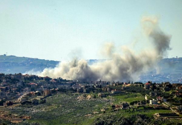 De la fumée sur le site d'une frappe israélienne sur le village de Taybeh, dans le sud du Liban, le 10 mars 2026