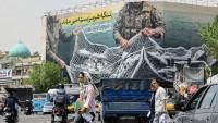 Des Iraniens passent devant un panneau d'affichage géant indiquant "Le détroit d'Ormuz reste fermé" sur la place de la Révolution à Téhéran, le 22 avril 2026