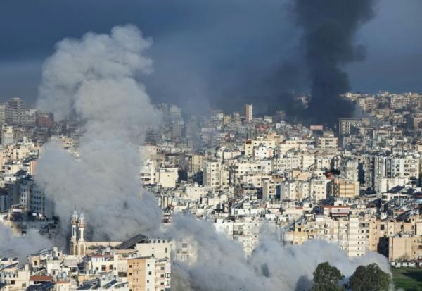 Des panaches de fumée à Beyrouth au Liban après des frappes aériennes israéliennes le 3 mars 2026