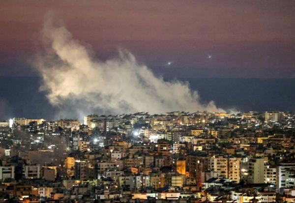 Des panaches de fumée s'élèvent dans le ciel de Beyrouth au Liban le 2 mars 2026