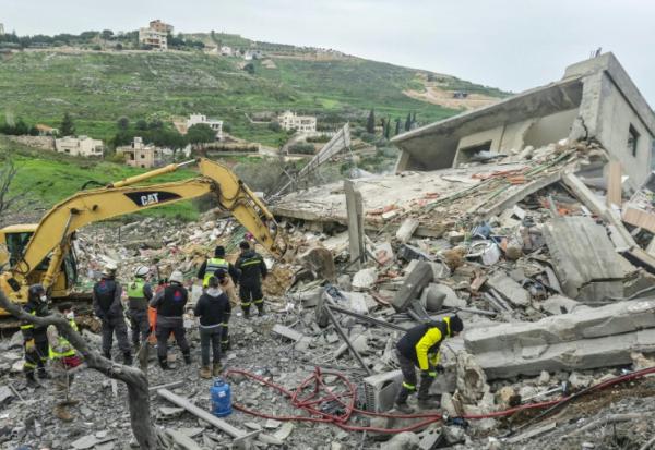 Des secouristes sur le site d'une frappe aérienne israélienne nocturne sur le village de Zibdine, dans le sud du Liban, le 2 avril 2026
