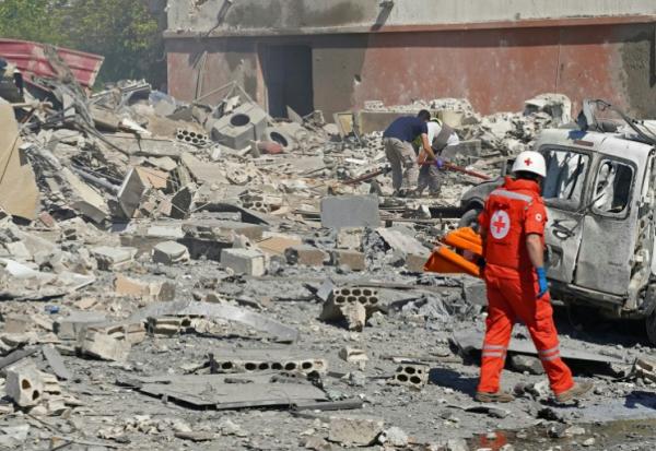 Des secouristes sur le site d'une frappe aérienne israélienne qui a ciblé le village d'Habbouch, dans le sud du Liban, le 7 mai 2026