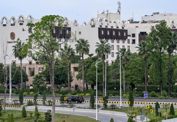Devant l'hôtel Serena d'Islamabad, au Pakistan, où doivent se tenir les pourparlers entre Iran et Etats-Unis, le 11 avril 2026