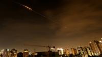 La défense aérienne en action au-dessus de la ville côtière de Netanya en Israël, après des tirs de missiles venus d'Iran, le 23 mars 2026
