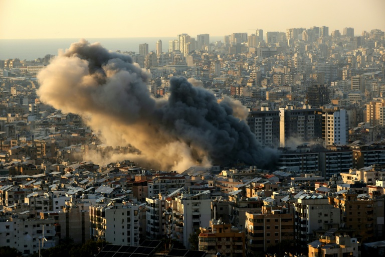 La fumée d'une frappe israélienne sur une zone de la banlieue sud de Beyrouth, le 10 mars 2026 au Liban 