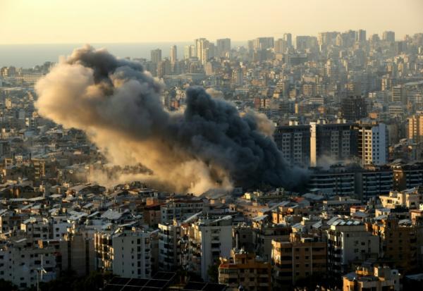 La fumée d'une frappe israélienne sur une zone de la banlieue sud de Beyrouth, le 10 mars 2026 au Liban 