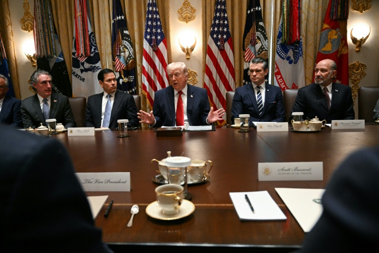 Le président américain Donald Trump avec les membres de son cabinet, à la Maison blanche à Washington le 26 mars 2026
