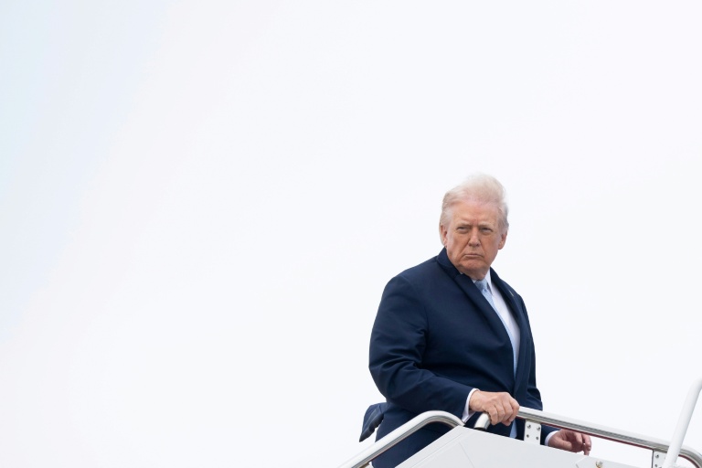 Le président américain Donald Trump embarquant sur Air Force One pour rejoindre sa résidence de Mar-a-Lago en Floride le 20 mars 2026