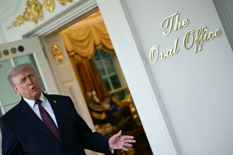 Le président américain Donald Trump parle à la presse à l'extérieur du Bureau ovale de la Maison Blanche, le 13 avril 2026 à Washington