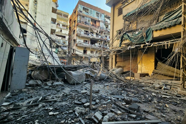 Les décombres après un attaque aérienne israélienne dans un quartier sud de Beyrouth, le 6 mars 2026, au Liban