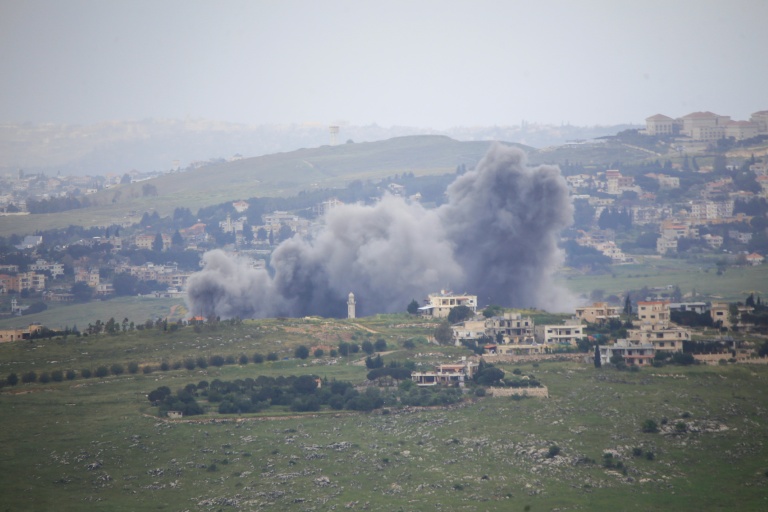 Sur le site d'une frappe israélienne à Kfar Tibnit, dans le sud du Liban, le 4 mai 2026