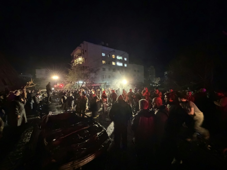 Sur le site de frappes israéliennes dans les banlieues sud de Beyrouth, au Liban, le 1er avril 2026