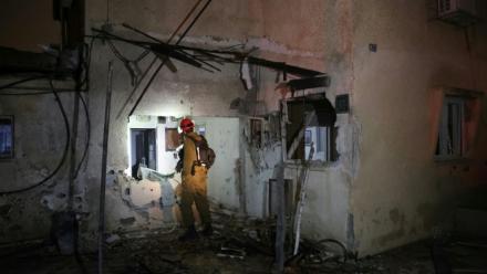 Un bâtiment endommagé par une frappe iranienne à Rosh Haayin, en Israël, le 4 avril 2026