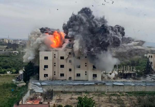 Un bâtiment touché par une frappe israélienne dans le village libanais d'Abbasiyyeh, le 13 mars 2026