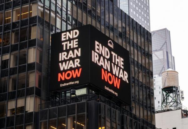 Un écran lumineux affiche "Arrêtez la guerre maintenant", à Times Square, New York, le 30 avril 2026