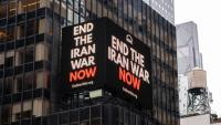 Un écran lumineux affiche "Arrêtez la guerre maintenant", à Times Square, New York, le 30 avril 2026