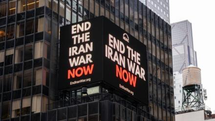 Un écran lumineux affiche "Arrêtez la guerre maintenant", à Times Square, New York, le 30 avril 2026