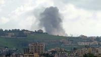 Un panache de fumée s'élève au dessus du village de Choukine, au Liban le 9 avril 2026, à la suite d'une frappe israélienne