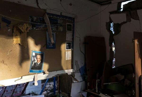 Un portait du Premier ministre israélien Benjamin Netanyahu sur le mur d'un jardin d'enfants touché par une frappe iranienne de missile, à Dimona le 22 mars 2026
