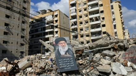 Un portrait du défunt guide suprême iranien Ali Khamenei dans les ruines de bâtiments dans la banlieue sud de Beyrouth, le 6 mai 2026 au Liban