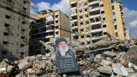 Un portrait du défunt guide suprême iranien Ali Khamenei sur des ruines dans la banlieue sud de Beyrouth, le 6 mai 2026