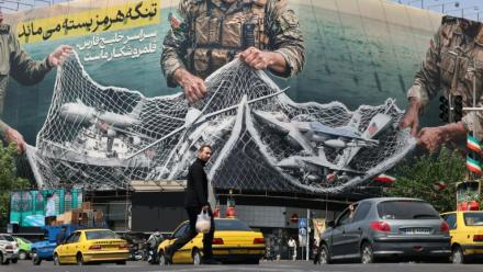 Une affiche géante "Le détroit d'Ormuz reste fermé", place de la Révolution à Téhéran, le 28 avril 2026 en Iran